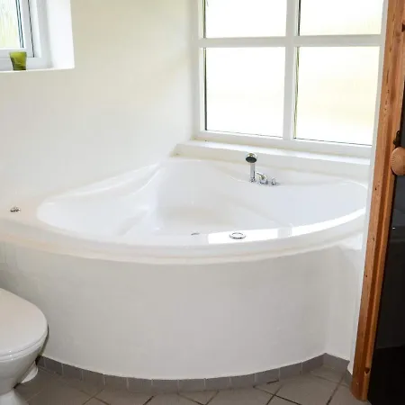 ホテル 6 Person Holiday In 4*